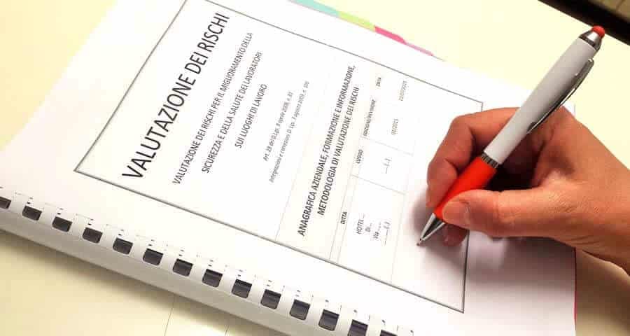 Il DVR contiene un'analisi approfondita dei rischi presenti sul posto di lavoro e la descrizione delle misure atte a prevenirli, nonché delle figure specializzate in materia di protezione e sicurezza