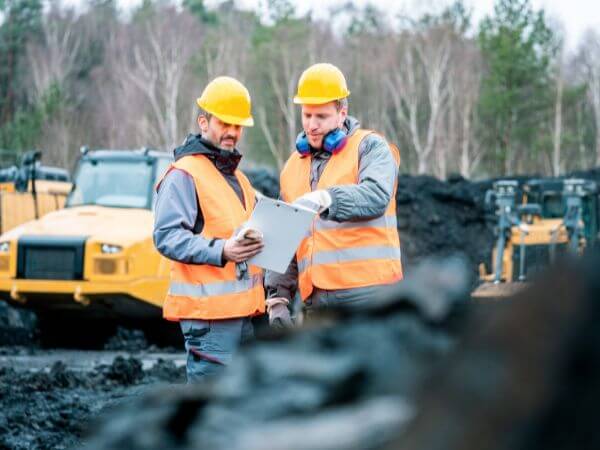 operatori in un cantiere